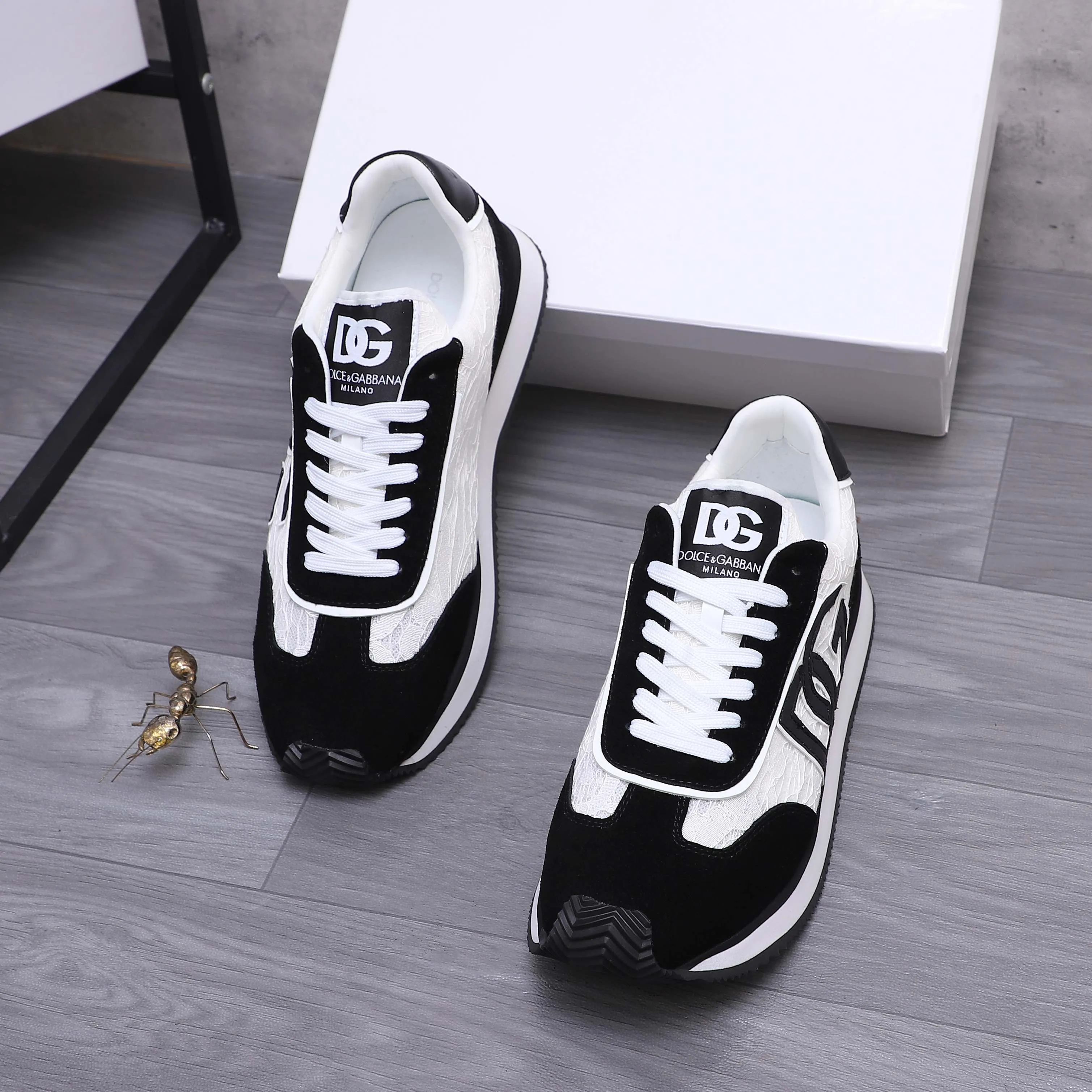 Men's shoes 💰460 Product trademark: DG (Dolce & Gabbana) casual shoes for couples. Regular size: 35-46 (45.46 is custom-made and non-refundable) Product materials: Selected frosted cowhide stitching breathable woven upper, mesh lining, cowhide insole, original outsole